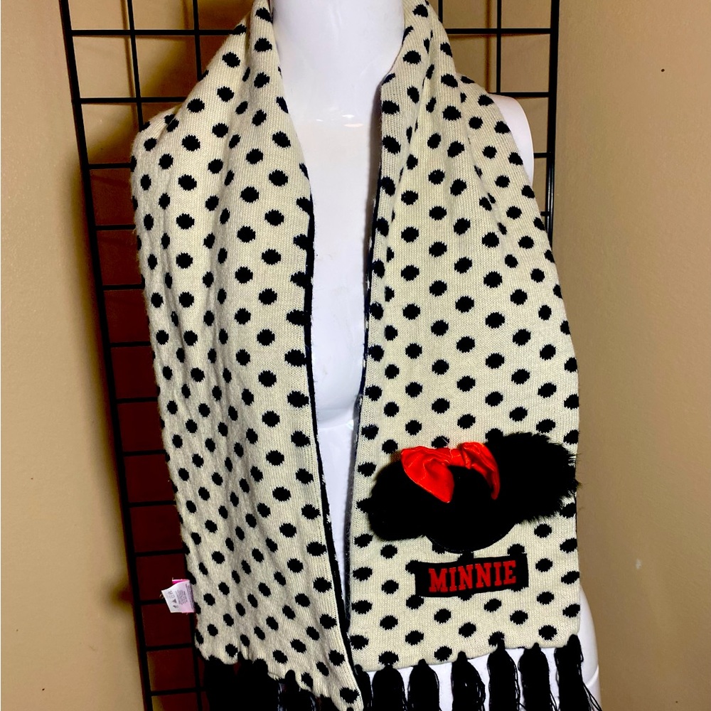 Minnie Mouse scarf with these cute polkadots and furry ears